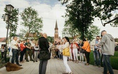 Wycieczki (na zdjęciu znajduje się grupam os&oacute;b)