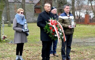 Tadeusz Gajda Tarzan (na zdjęciu znajdują się osoby z kwiatami i zniczami)