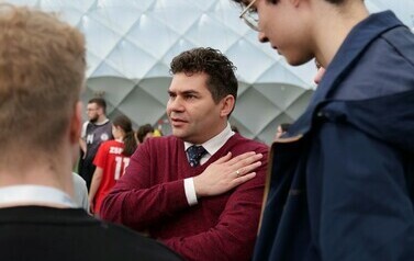 Stalowa Spartakiada 2024: Młodzieżowe Święto Sportu i Zdrowia (na zdjeciu znajduje się mężczyzna)