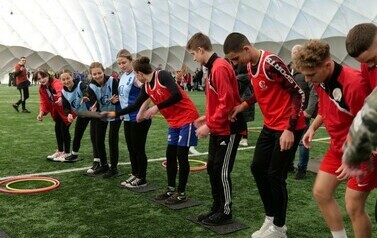 Stalowa Spartakiada 2024: Młodzieżowe Święto Sportu i Zdrowia (na zdjeciu znajduje się grupa os&oacute;b)