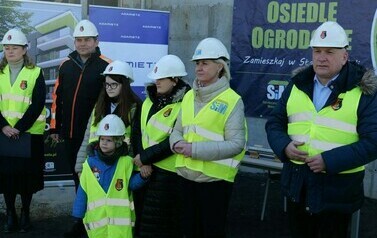 Wmurowano kamień węgielny pod budowę nowego Osiedla Ogrodowego w Stalowej Woli (na zdjęciu znajduje się grupa os&oacute;b)