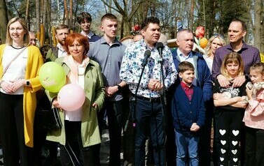 Ogr&oacute;d Jordanowski otwarty na nowo &ndash; serce miasta z nowym blaskiem! (na zdjęciu znajduje się grupa os&oacute;b)