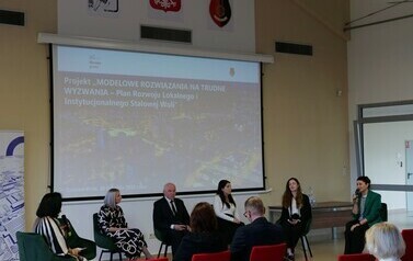 Podsumowanie projektu pt.: &bdquo;MODELOWE ROZWIĄZANIA NA TRUDNE WYZWANIA &ndash; Plan Rozwoju Lokalnego i Instytucjonalnego Stalowej Woli&rdquo; (na zdjęciu znajduje się grupa os&oacute;b)