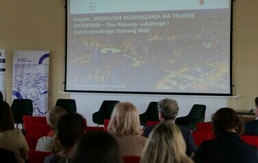 Podsumowanie projektu pt.: &bdquo;MODELOWE ROZWIĄZANIA NA TRUDNE WYZWANIA &ndash; Plan Rozwoju Lokalnego i Instytucjonalnego Stalowej Woli&rdquo; (na zdjęciu znajduje się widok na prezentację wyświetloną z rzutnika multimedialonego)