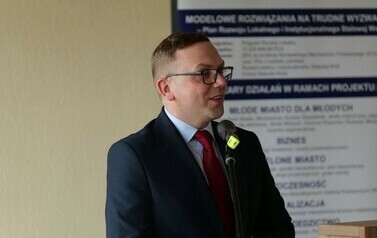 Podsumowanie projektu pt.: &bdquo;MODELOWE ROZWIĄZANIA NA TRUDNE WYZWANIA &ndash; Plan Rozwoju Lokalnego i Instytucjonalnego Stalowej Woli&rdquo; (na zdjęciu znajduje się mężczyzna)