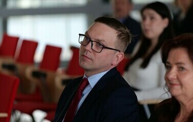 Podsumowanie projektu pt.: &bdquo;MODELOWE ROZWIĄZANIA NA TRUDNE WYZWANIA &ndash; Plan Rozwoju Lokalnego i Instytucjonalnego Stalowej Woli&rdquo; (na zdjęciu znajduje się mężczyzna)