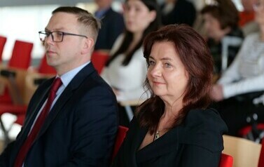 Podsumowanie projektu pt.: &bdquo;MODELOWE ROZWIĄZANIA NA TRUDNE WYZWANIA &ndash; Plan Rozwoju Lokalnego i Instytucjonalnego Stalowej Woli&rdquo; (na zdjęciu znajduje się mężczyzna i kobieta)