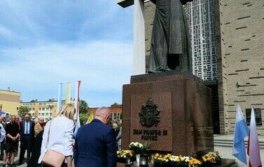 Vivat 3 Maj! Rocznica uchwalenia Konstytucji 3 Maja (na zdjęciu znajdują się osoby składajace kwiaty)