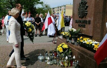 Vivat 3 Maj! Rocznica uchwalenia Konstytucji 3 Maja (na zdjęciu znajdują się osoby składajace kwiaty)