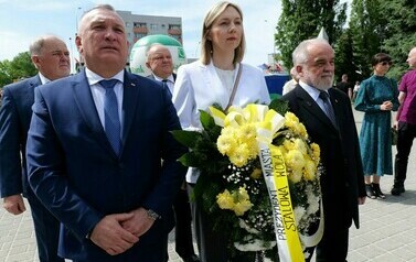 Vivat 3 Maj! Rocznica uchwalenia Konstytucji 3 Maja (na zdjęciu znajduje się kobieta i dw&oacute;ch mężczyzn składający kwiaty)