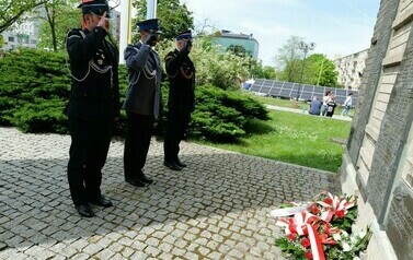 Vivat 3 Maj! Rocznica uchwalenia Konstytucji 3 Maja (na zdjęciu znajdują mężczyźni składający kwiaty)