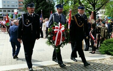 Vivat 3 Maj! Rocznica uchwalenia Konstytucji 3 Maja (na zdjęciu znajdują mężczyźni składający kwiaty)