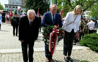 Vivat 3 Maj! Rocznica uchwalenia Konstytucji 3 Maja (na zdjęciu znajduje sie kobieta i dw&oacute;ch mężczyzn)