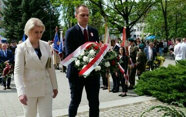 Vivat 3 Maj! Rocznica uchwalenia Konstytucji 3 Maja (na zdjęciu znajduje się mężczyzna składający kwiaty i kobieta)