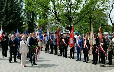 Vivat 3 Maj! Rocznica uchwalenia Konstytucji 3 Maja (na zdjęciu znajduje się grupa os&oacute;b)