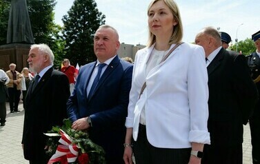 Vivat 3 Maj! Rocznica uchwalenia Konstytucji 3 Maja (na zdjęciu znajduje sie kobieta i dw&oacute;ch mężczyzn)
