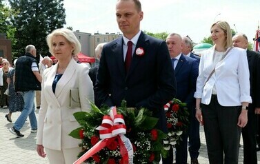 Vivat 3 Maj! Rocznica uchwalenia Konstytucji 3 Maja (na zdjęciu znajduje się mężczyzna składający kwiaty i kobieta)