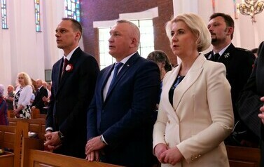 Vivat 3 Maj! Rocznica uchwalenia Konstytucji 3 Maja (na zdjęciu znajduje się kobieta i dw&oacute;ch mężczyzn)