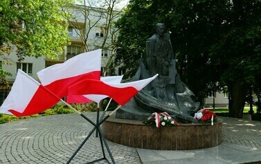Vivat 3 Maj! Rocznica uchwalenia Konstytucji 3 Maja (na zdjęciu znajdujen się pomnik pamięci)