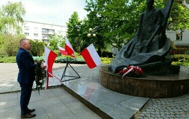 Vivat 3 Maj! Rocznica uchwalenia Konstytucji 3 Maja (na zdjęciu znajduje się mężczyzna składający kwiaty)