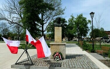 Vivat 3 Maj! Rocznica uchwalenia Konstytucji 3 Maja (na zdjęciu znajdujen się pomnik pamięci)