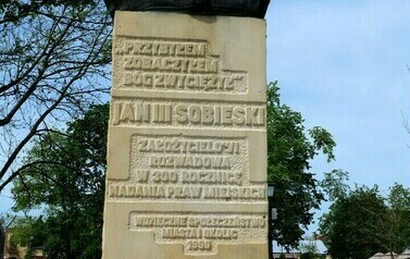 Vivat 3 Maj! Rocznica uchwalenia Konstytucji 3 Maja (na zdjęciu znajdujen się pomnik pamięci)