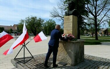 Vivat 3 Maj! Rocznica uchwalenia Konstytucji 3 Maja (na zdjęciu znajduje się mężczyzna składający kwiaty)