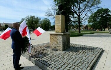 Vivat 3 Maj! Rocznica uchwalenia Konstytucji 3 Maja (na zdjęciu znajduje się mężczyzna składający kwiaty)