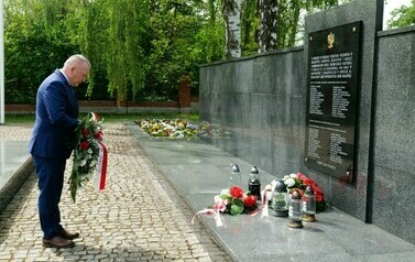 Vivat 3 Maj! Rocznica uchwalenia Konstytucji 3 Maja (na zdjęciu znajduje się mężczyzna składający kwiaty)
