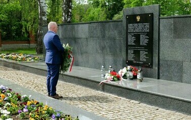 Vivat 3 Maj! Rocznica uchwalenia Konstytucji 3 Maja (na zdjęciu znajduje się mężczyzna składający kwiaty)