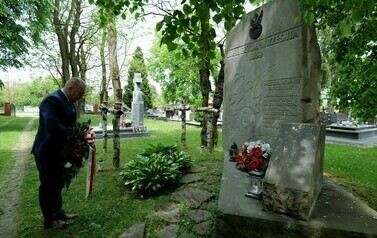 Vivat 3 Maj! Rocznica uchwalenia Konstytucji 3 Maja (na zdjęciu znajduje się mężczyzna składający kwiaty)