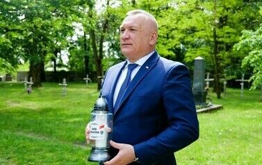 Vivat 3 Maj! Rocznica uchwalenia Konstytucji 3 Maja (na zdjęciu znajduje się mężczyzna ze zniczem)