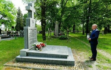 Vivat 3 Maj! Rocznica uchwalenia Konstytucji 3 Maja (na zdjęciu znajduje się mężczyzna składający kwiaty)
