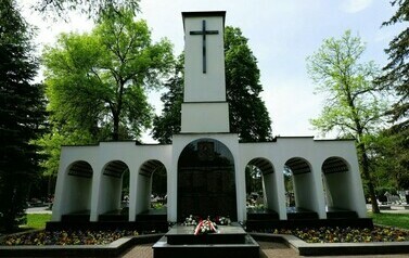 Vivat 3 Maj! Rocznica uchwalenia Konstytucji 3 Maja (na zdjęciu znajdujen się pomnik pamięci)