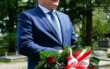 Vivat 3 Maj! Rocznica uchwalenia Konstytucji 3 Maja (na zdjęciu znajduje się mężczyzna składający kwiaty)