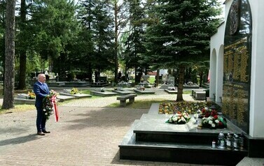 Vivat 3 Maj! Rocznica uchwalenia Konstytucji 3 Maja (na zdjęciu znajduje się mężczyzna składający kwiaty)