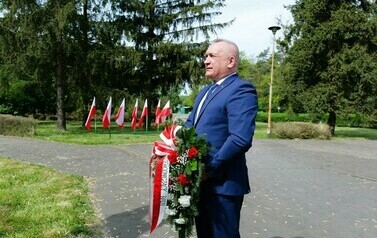 św. Florian - patron strażak&oacute;w, hutnik&oacute;w i Stalowej Woli (na zdjęciu znajduje się mężczyzna z kwaitami)