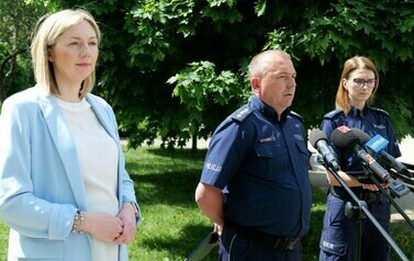 Edukacyjny projekt "Escapetruck" zawita w Stalowej Woli (na zdjęciu znajduje się mężczyzna i dwie kobiety)