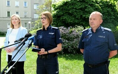 Edukacyjny projekt "Escapetruck" zawita w Stalowej Woli (na zdjęciu znajduje się mężczyzna i dwie kobiety)