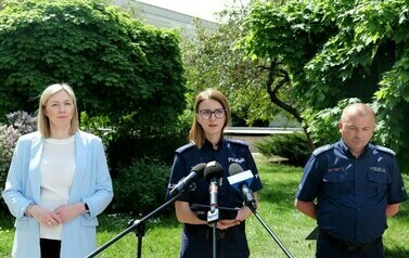 Edukacyjny projekt "Escapetruck" zawita w Stalowej Woli (na zdjęciu znajduje się mężczyzna i dwie kobiety)