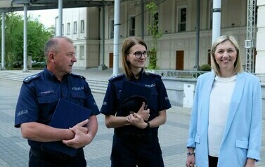 Edukacyjny projekt "Escapetruck" zawita w Stalowej Woli (na zdjęciu znajduje się mężczyzna i dwie kobiety)
