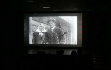 "Ulmowie - błogosławiona rodzina" - projekcja filmu (na zdjeciu znajduje się ekran kinowy)
