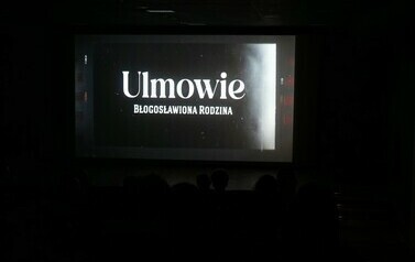 "Ulmowie - błogosławiona rodzina" - projekcja filmu (na zdjeciu znajduje się ekran kinowy)
