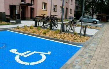 Podw&oacute;rko Popiełuszki/Staszica (na zdjęciu znajduje się miejsce parkingowe)