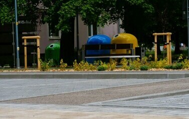 Podw&oacute;rko Popiełuszki/Staszica (na zdjęciu znajduje się plac parkingowy)