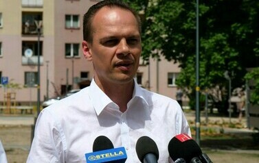 Podw&oacute;rko Popiełuszki/Staszica (na zdjęciu znajduje się mężczyzna)
