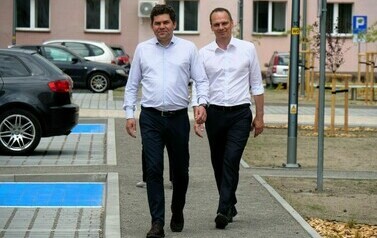 Podw&oacute;rko Popiełuszki/Staszica (na zdjęciu znajduje się dw&oacute;ch mężczyzn)