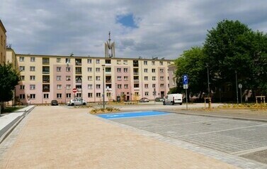 Podw&oacute;rko Popiełuszki/Staszica (na zdjęciu znajduje się plac parkingowy)