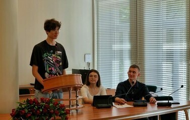 IV Sesja Młodzieżowej Rady Miejskiej w Stalowej Woli (na zdjęciu znajdują się trzy osoby)