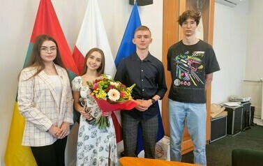 IV Sesja Młodzieżowej Rady Miejskiej w Stalowej Woli (na zdjęciu znajdują się cztery osoby)
